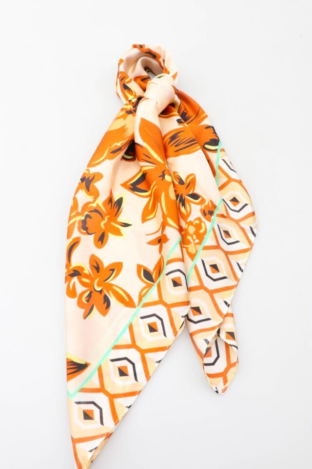 Foulard taupe fleur